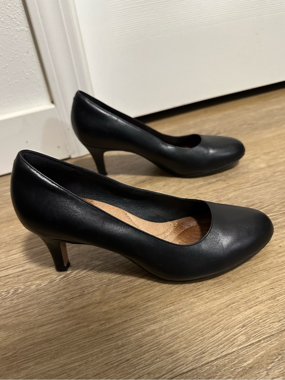 Clarks Artisan Black Leather Classic Pumps Heels Size 6.5